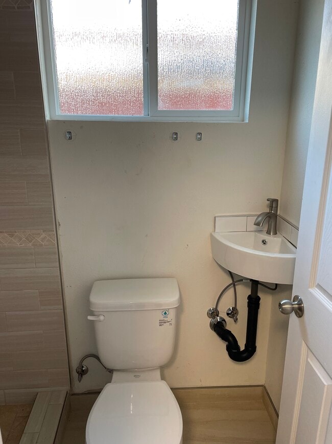 Building Photo - 114 W B St