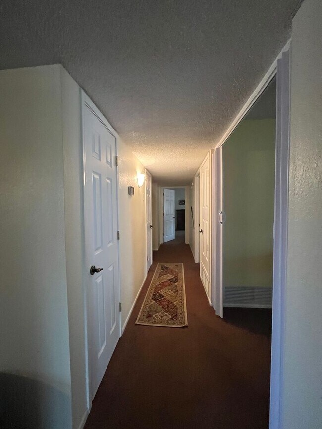 Building Photo - Large 4 bedroom with  yard