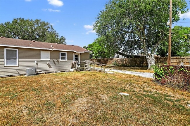 Building Photo - 11230 Blades- 3bed/1bath $1,195/month