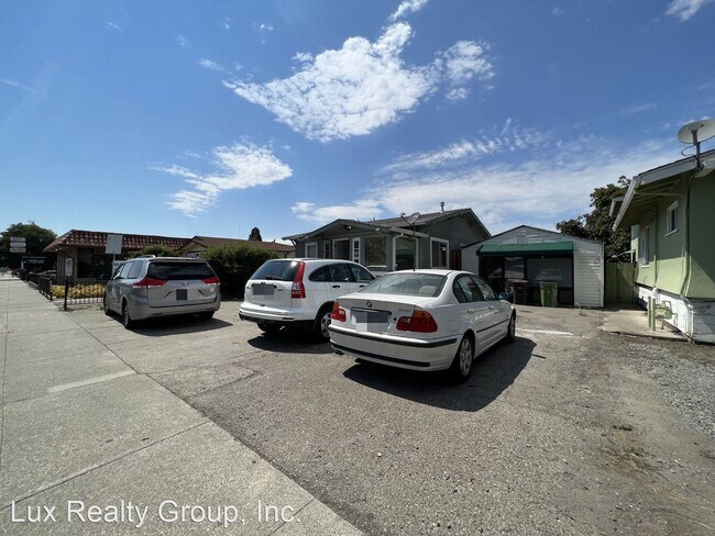 Building Photo - 2 br, 1 bath House - 558 A St