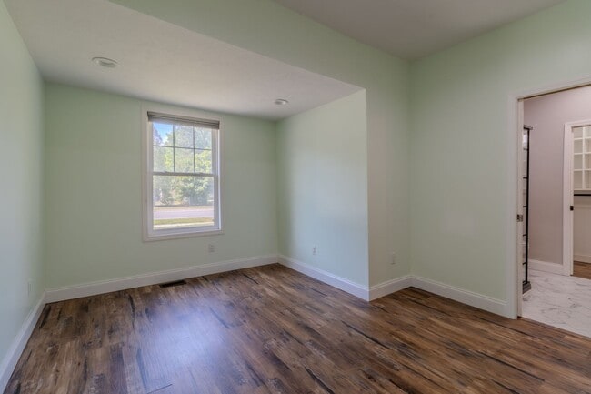 Building Photo - Contemporary Comfort and Versatility in a ...