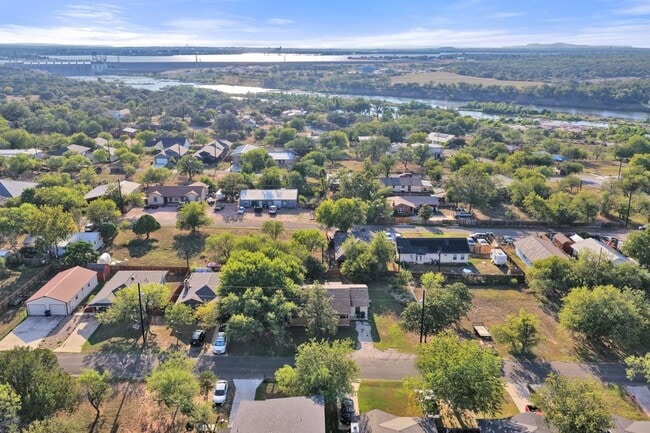 Building Photo - 848 Pecan Ln