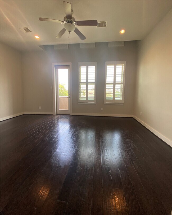 Building Photo - 115 E 2nd St