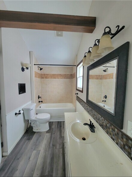 Building Photo - 109 Florence St