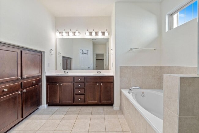 Building Photo - 405 Little Draw Ln