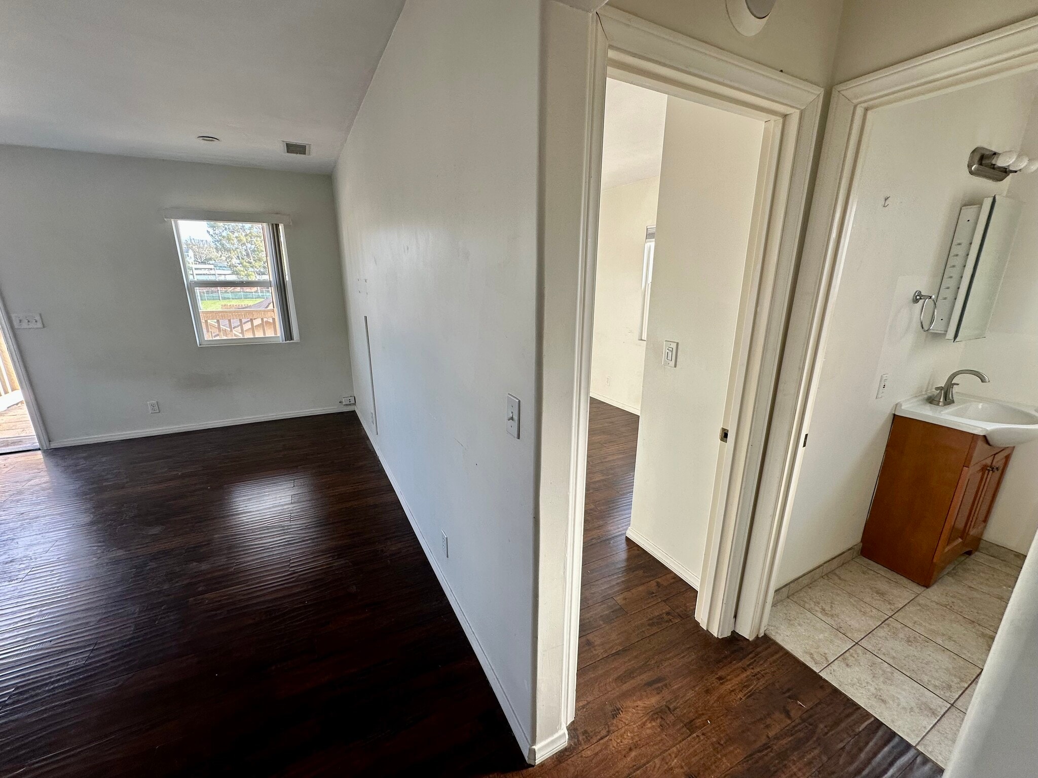 Building Photo - 409 E Oak Ave