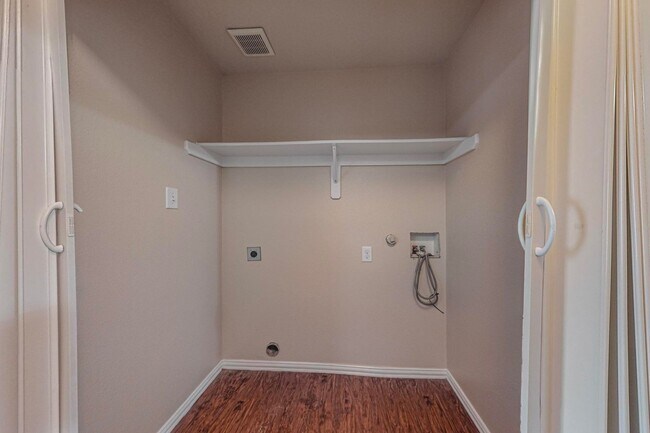 Building Photo - Charming 3-Bedroom Home on Treed Cul-de-Sa...