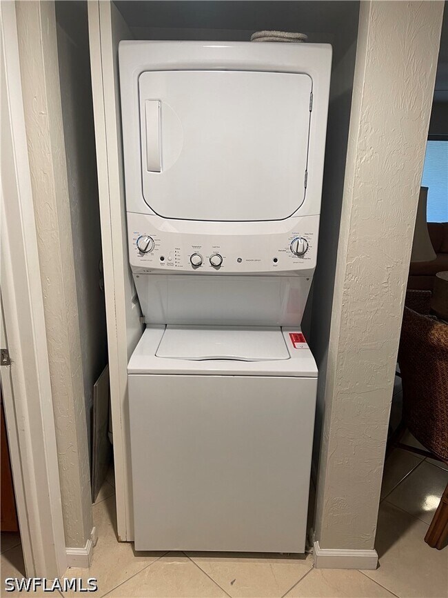 Building Photo - 27249 Pullen Ave