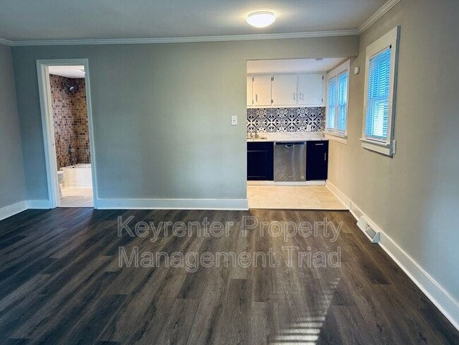 Building Photo - 5087 Meadowbrook Dr