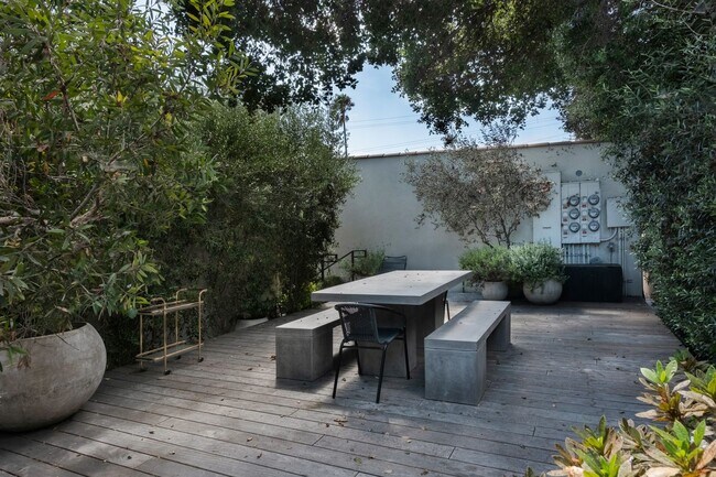 Building Photo - Beautiful 1 bed / 1 bath bungalow-style apartment now available!