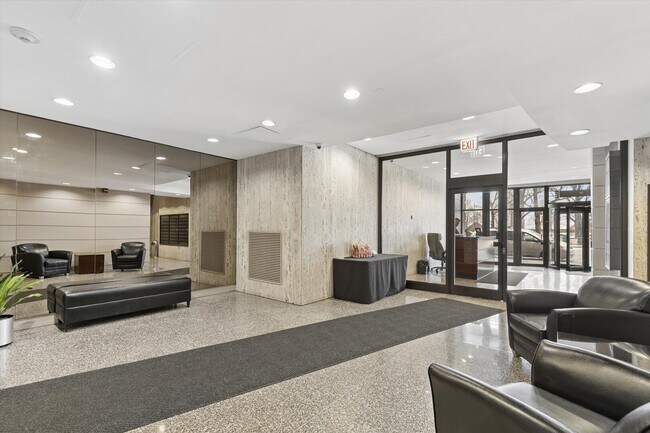 Building Photo - 1850 N Clark St