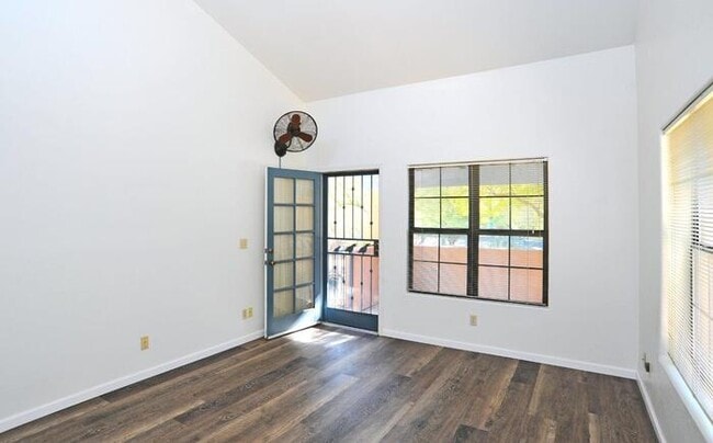 Building Photo - Sabino Canyon Townhome