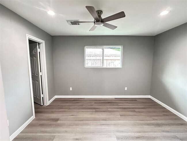 Building Photo - 4519 Oak Shadows Dr