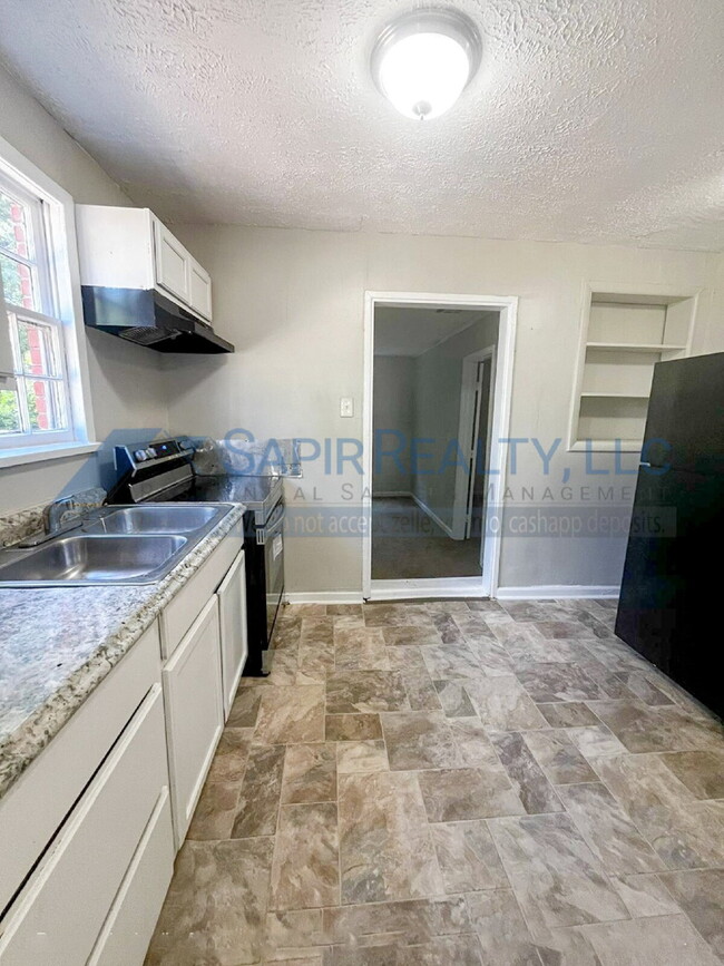 Building Photo - 1724 Lisbon Dr SW