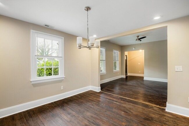 Building Photo - Quaint 3 Bedroom/2 Bath Home Located Near ...