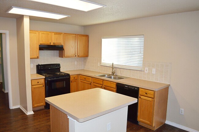 Building Photo - Large 2 story home with easy access to 820...