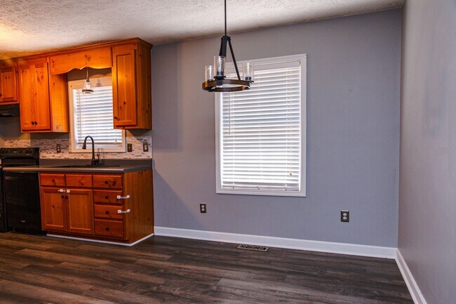 Building Photo - New Listing!