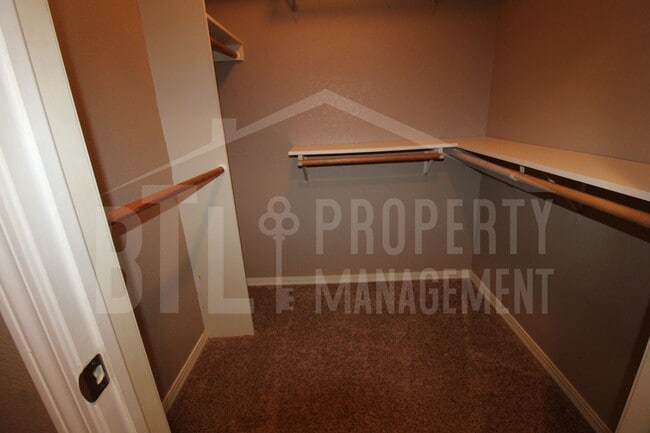 Building Photo - Charming 2 bedroom condo in Cozy Cove