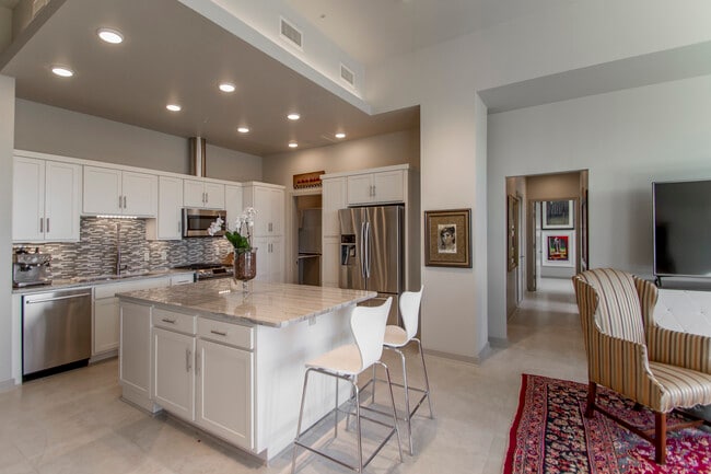 Building Photo - 221 W 2nd St