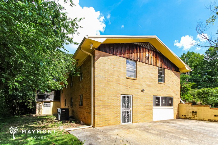 Building Photo - 2410 Roberta Rd