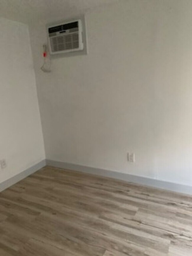 Building Photo - Newly Remodeled 2 Bedroom unit located on ...