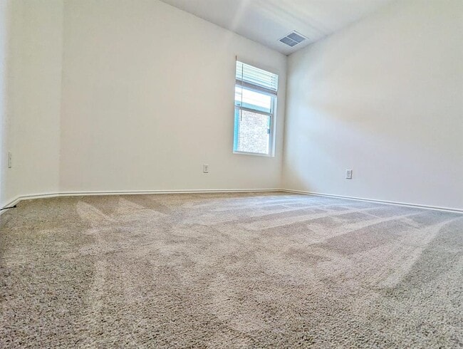 Building Photo - 158 Gresham