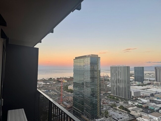 Building Photo - 987 Queen St