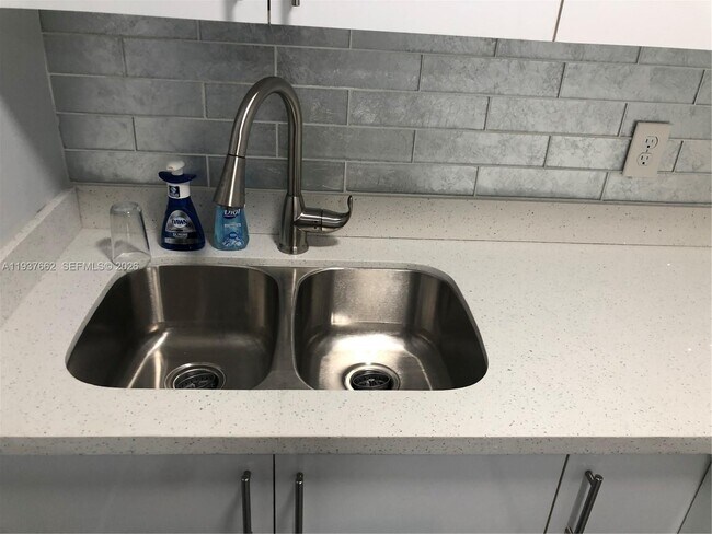 Building Photo - 1016 NE 17th Ave