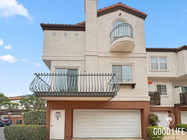 Building Photo - Bright 2Bd/2.5Ba End Unit w/Water/Sewer/Trash Included In Prestigious Tustin Community!