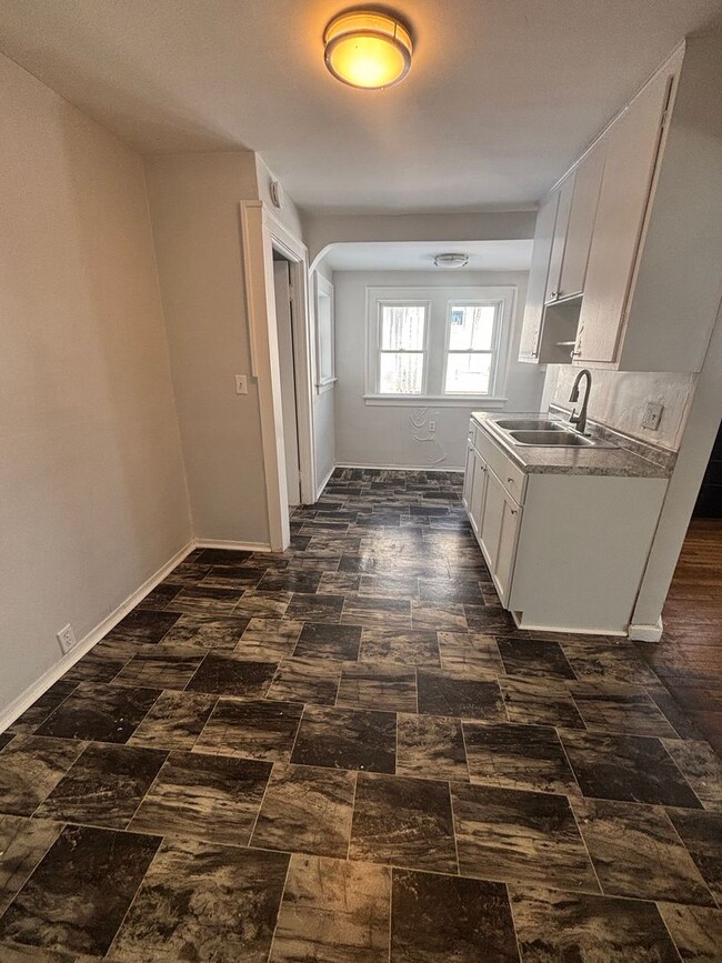 Building Photo - 3bd Single Voucher Only