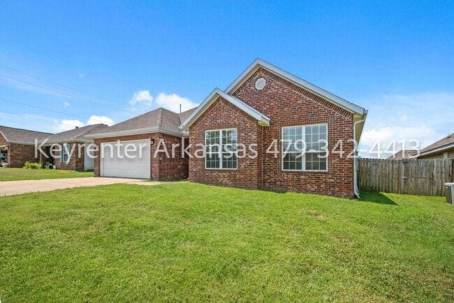 Building Photo - Bright 3 Bedroom Bentonville Home with Fenced Yard & Natural Light