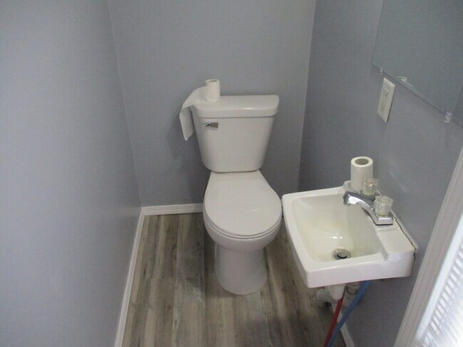 Building Photo - COMING SOON!  Updated 4 Bed 1.5 Bath Middl...