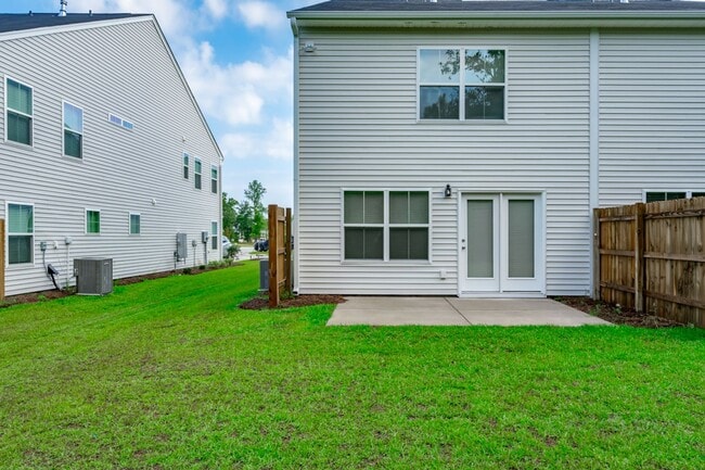 Building Photo - Modern 3-Bed, 2.5-Bath Townhome in Prime L...