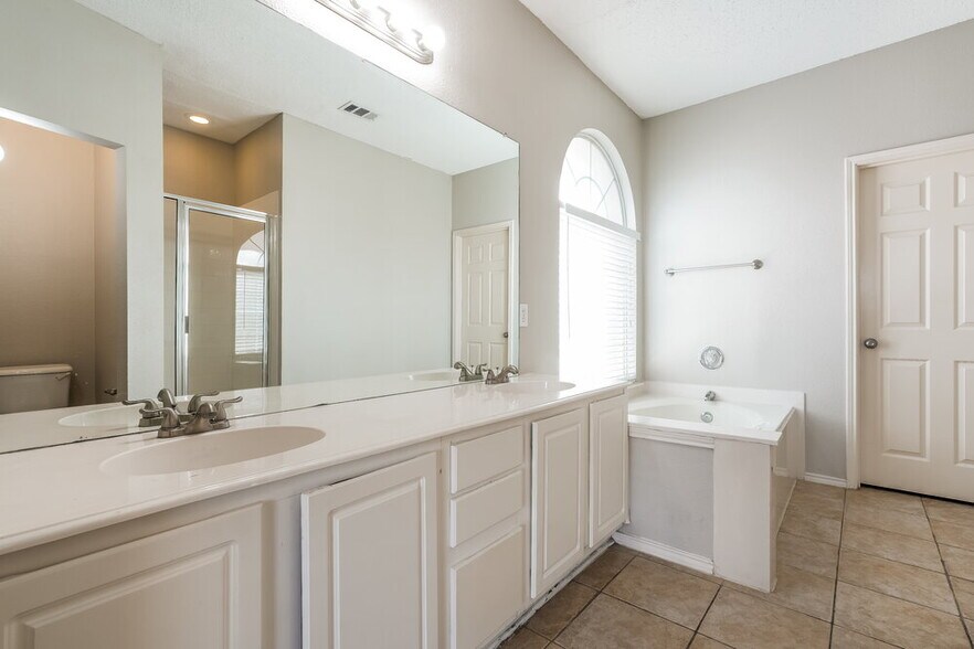 Building Photo - 3000 Vicksburg Ln