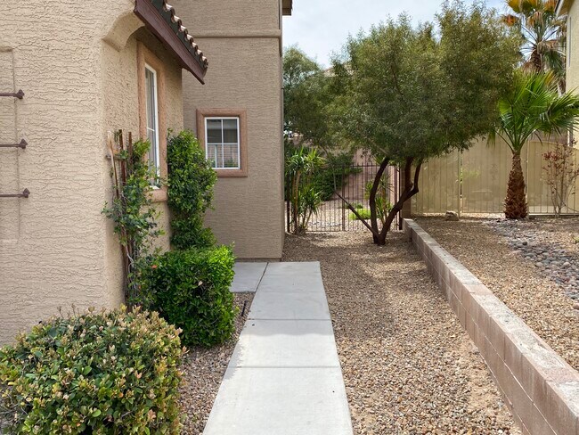 Building Photo - 6005 Linosa Ct