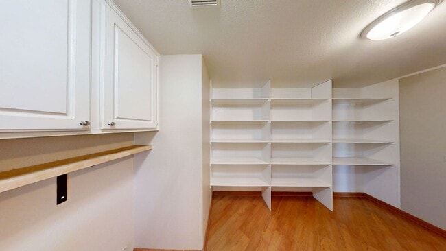 Building Photo - Beautiful 2 story 4 bed/2.5 bath Home in Y...