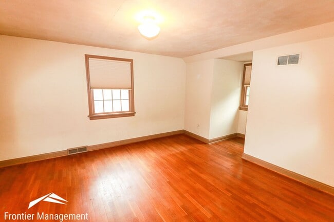 Building Photo - Awesome 5 Bedroom home near campus and Agg...