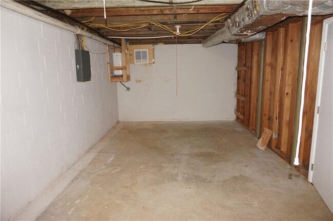 Building Photo - 2477 Creekview Dr SW