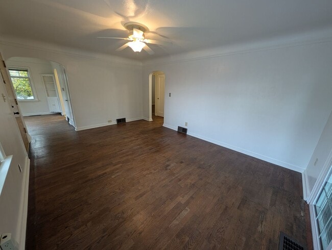 Building Photo - Quaint 2 Bedroom in Navy Yard City - TONS of Extra Space! Available Now!