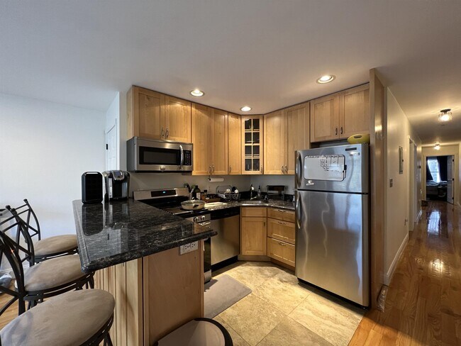 Building Photo - 241 Pine St