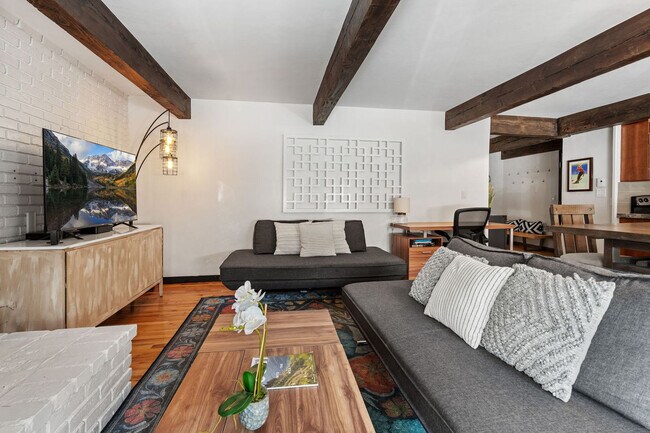 Building Photo - 1039 E Cooper Ave