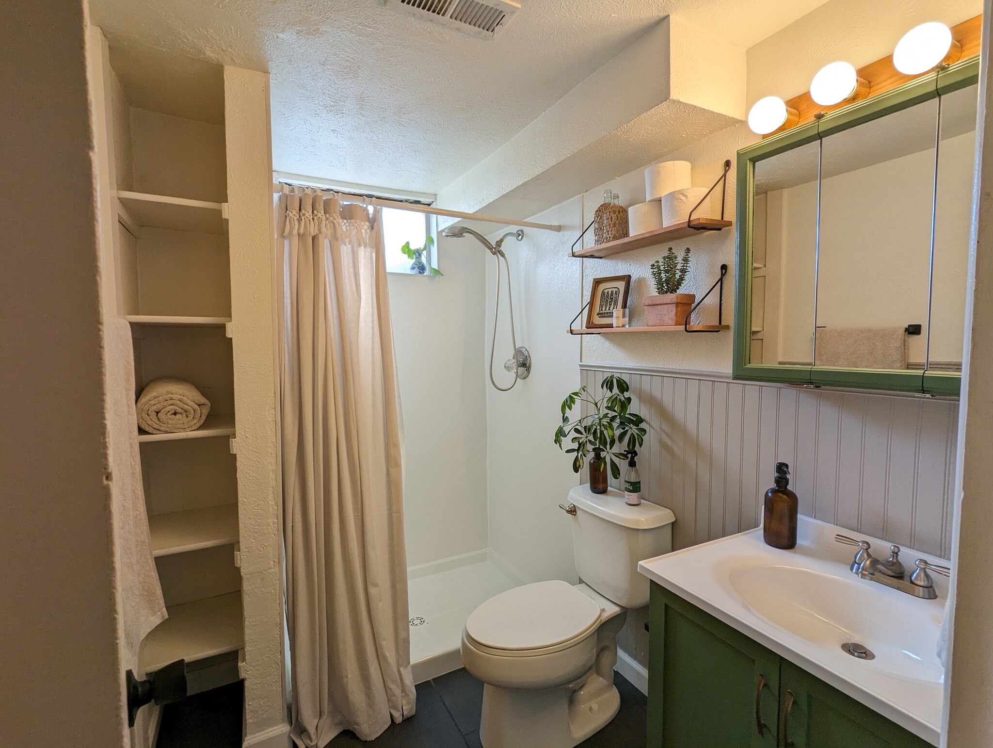 Full Bath - 7931 Otis Cir