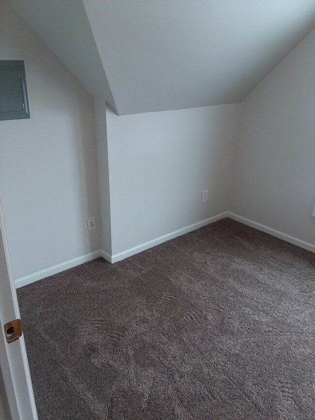 Building Photo - Large Spacious 4 Bedroom UPPER with Large Living Room and Dining Area!!