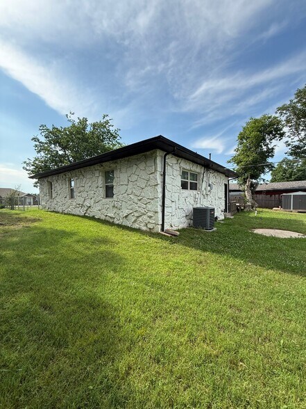 Building Photo - 6033 S 31st W Ave