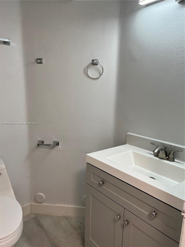 Building Photo - 2871 N Oakland Forest Dr