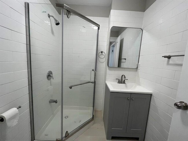 Building Photo - 208 7th St