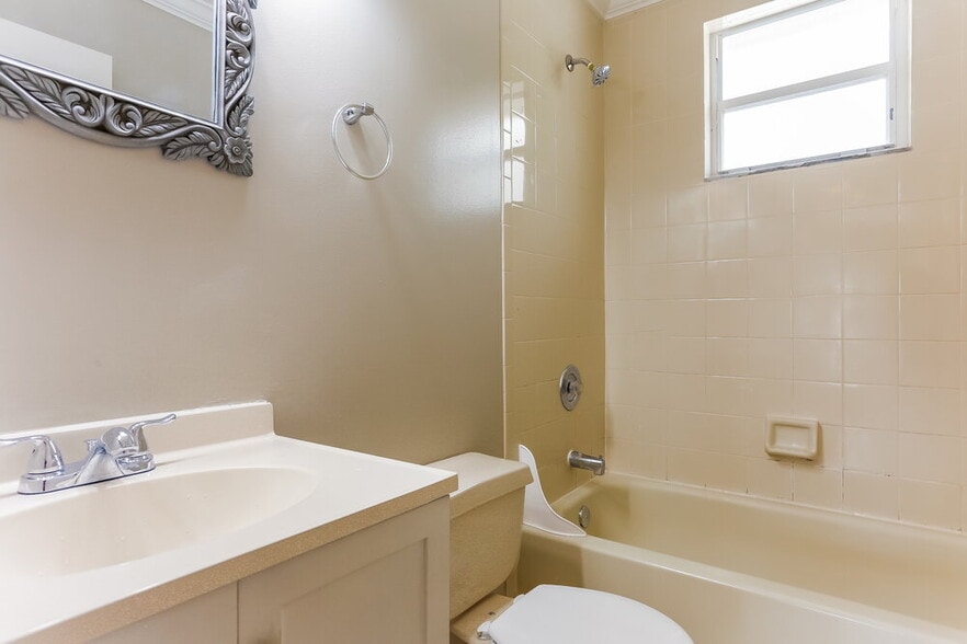 Building Photo - 6031 NW 42nd Way