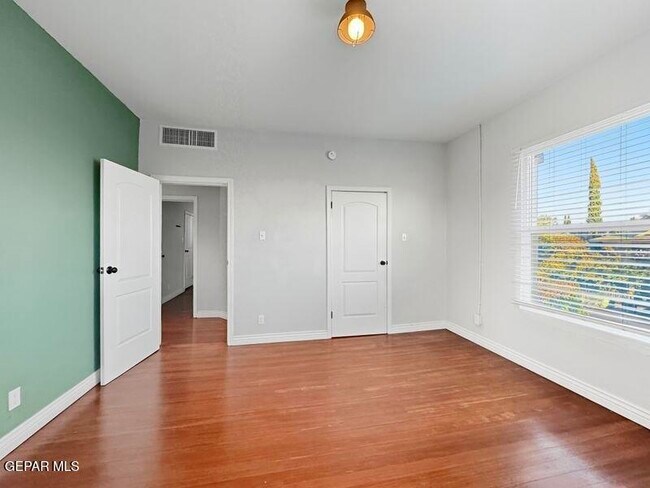 Building Photo - 1305 E Rio Grande Ave