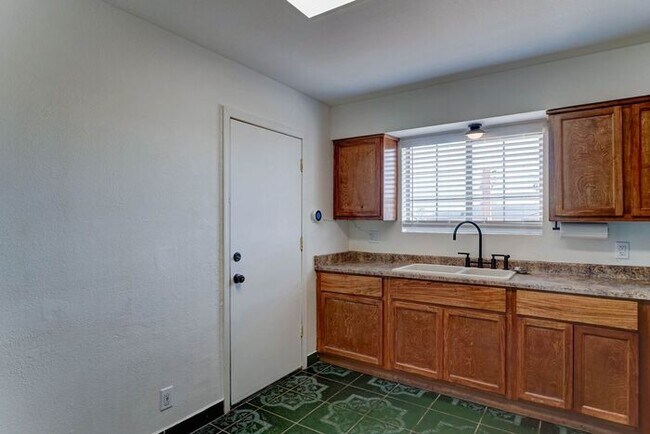 Building Photo - READY TO VIEW NOW! Spacious 4-Bed Home Nea...