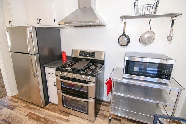 Building Photo - 116 1/2 24th ST Unit REAR